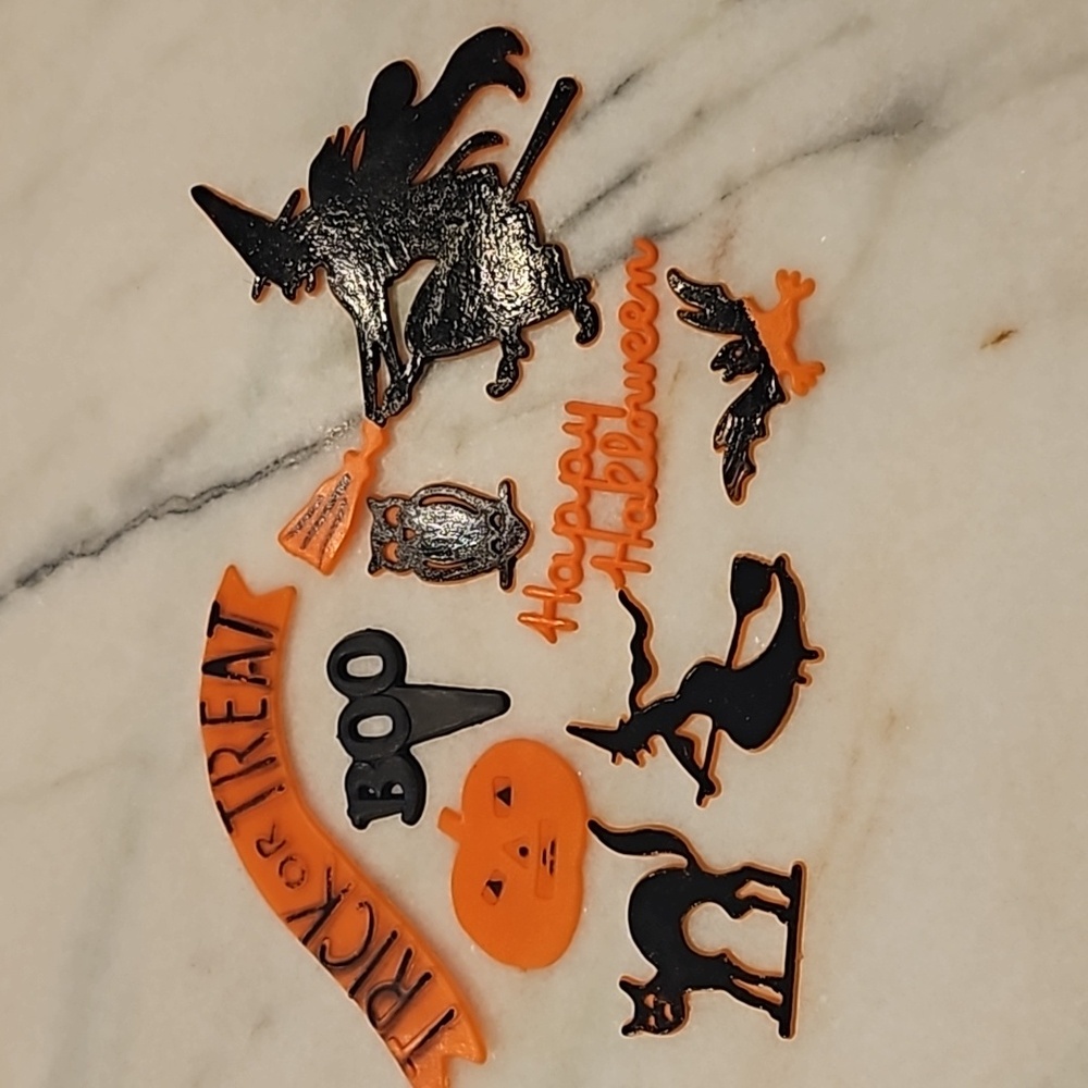 VINTAGE LOT OF 9 PLASTIC CAKE/CUPCAKE DECORATIONS